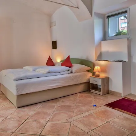Apartment Pod Velbi *